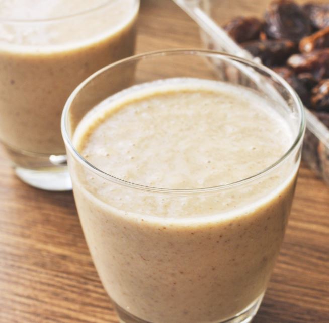 The perfect (3 minute!) Banana & Date smoothie recipe #DateryRecipes